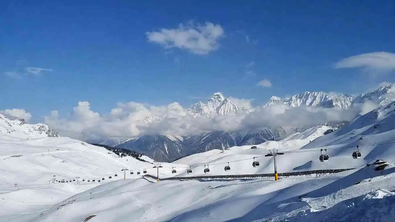 औली में स्कीइंग और बर्फ से ढके पहाड़