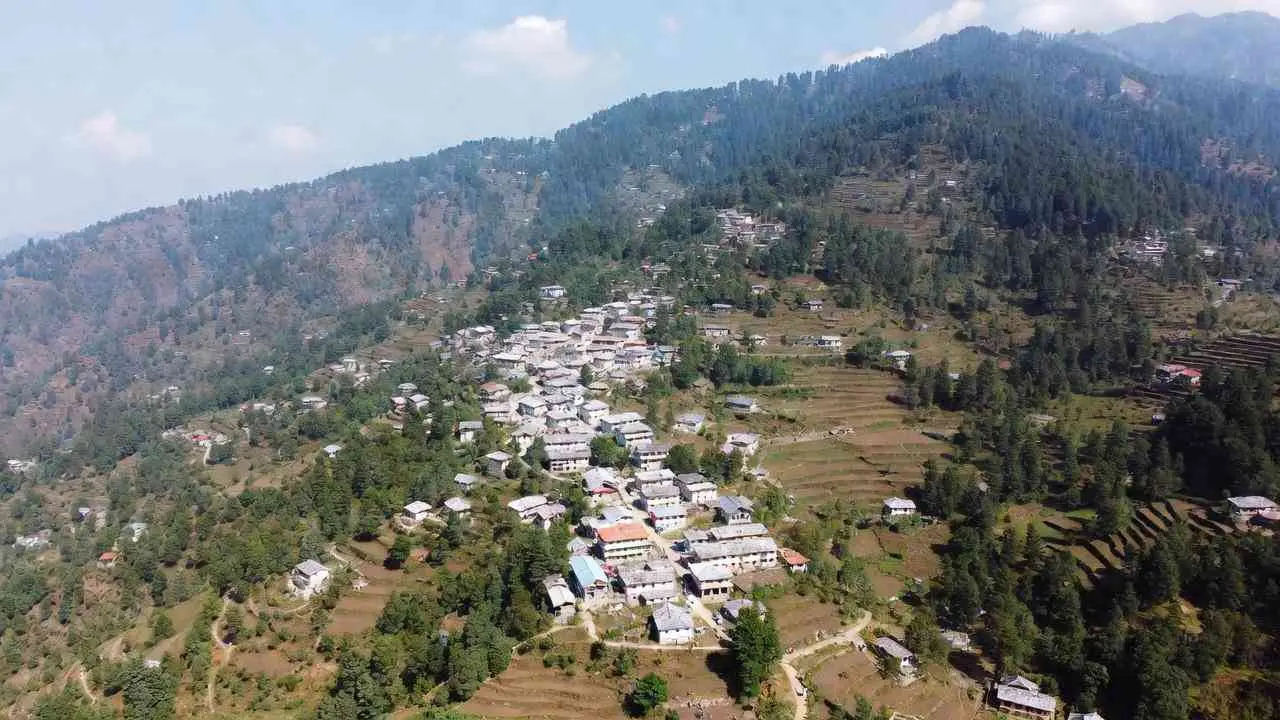 उत्तराखंड के किसी शांत गांव का हवाई दृश्य
